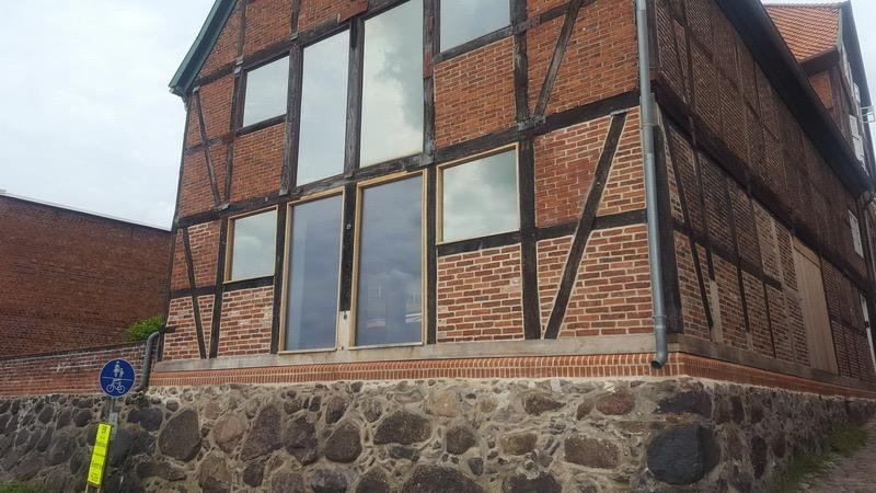 Fachwerkhaus mit saniertem Feldsteinsockel und neu verfugtem Ziegelmauerwerk