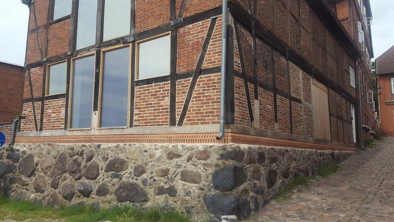 Straßenseite des Fachwerkhauses nach der Sockel- und Fassadensanierung