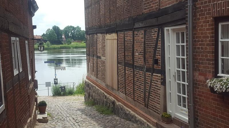 Saniertes Fachwerkhaus direkt am Wasser, Straßenansicht mit Kopfsteinpflaster