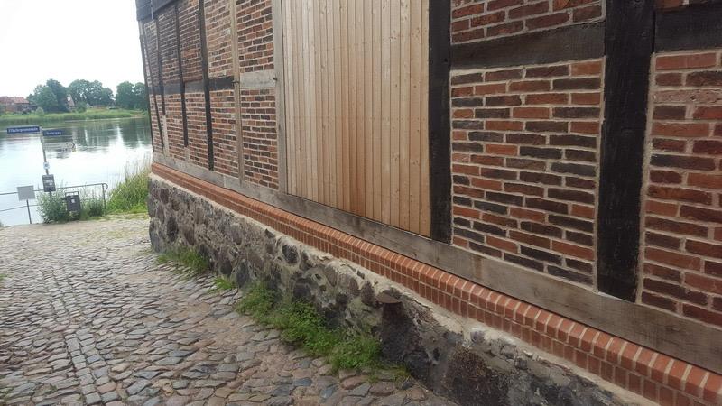 Sanierter Sockelbereich mit neuer Holzverkleidung am Fachwerkhaus