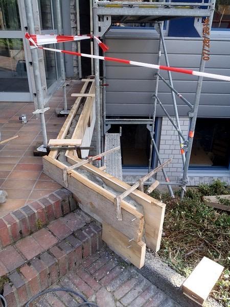 Eingeschalte Podestkante für den Betonersatz an einem öffentlichen Gebäude