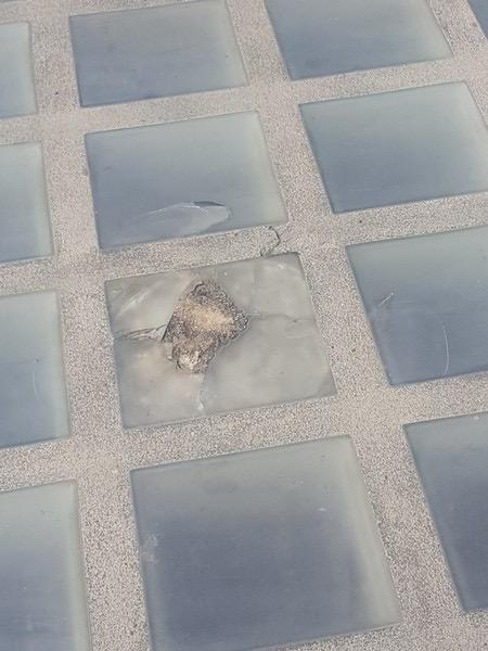 Schadstelle im Glasbausteinfeld vor der Instandsetzung