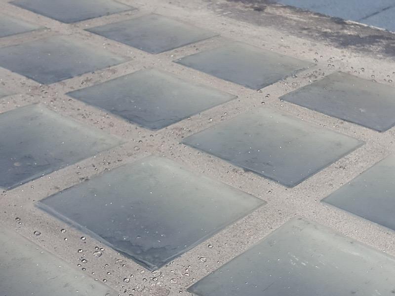 Fertig imprägnierte Betondecke mit Glasbausteinen
