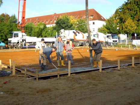 Betonieren der Bodenplatte mit Fahrmischer und Betonpumpe