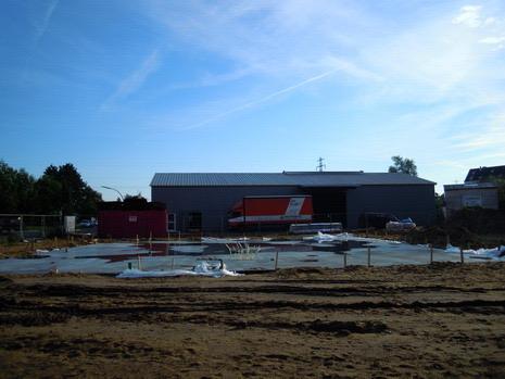 Fertige Bodenplatte vor der Gewerbehalle