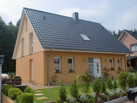 Fertiggestelltes Einfamilienhaus mit Putzfassade und Satteldach