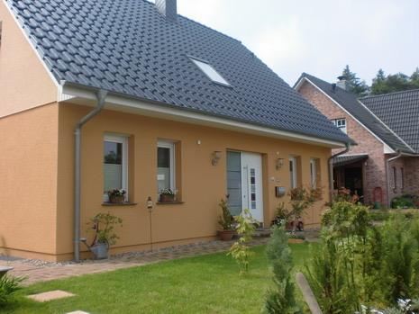 Gartenseite des fertigen Einfamilienhauses mit Terrasse