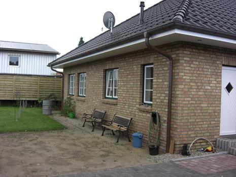 Bungalow in Klinkerbauweise mit Terrasse und Garten