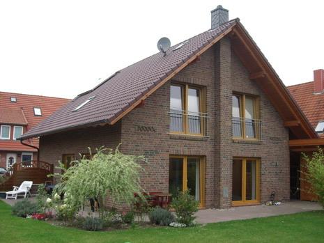 Gartenansicht des Klinkerhauses mit angelegter Außenanlage