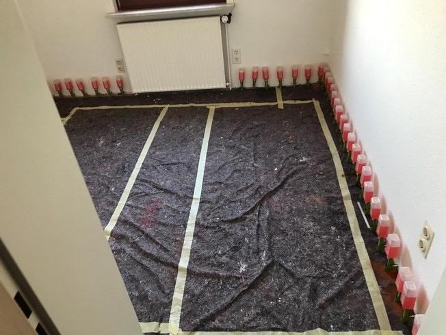 Sockelzone im Wohnraum während der Injektion, der Boden ist abgedeckt