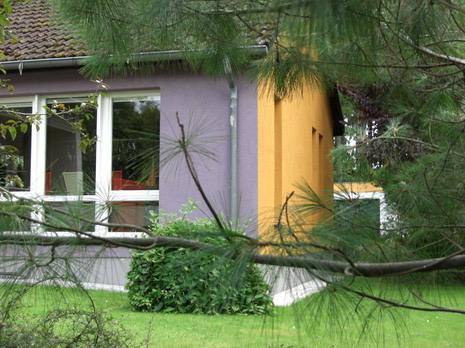 Farbig gestalteter Bungalow mit gelbem Mauerwerksblock