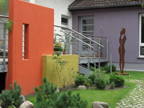 Farbige Sichtmauern als Gestaltungselement in der Außenanlage
