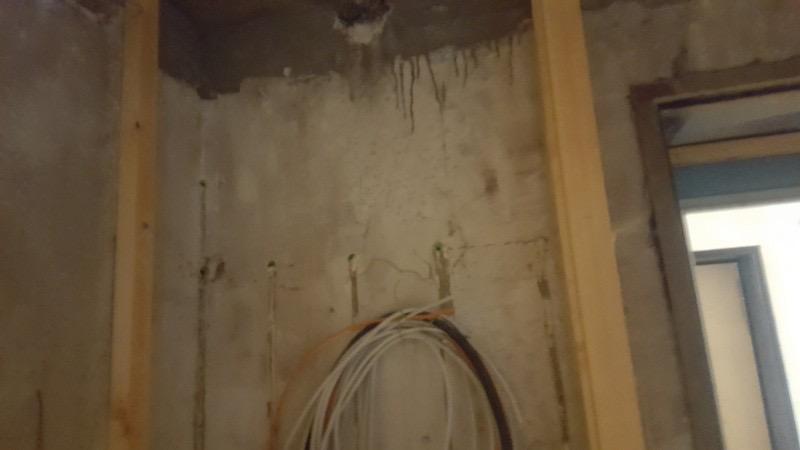 Rissinjektion an einer Innenwand während der Arbeiten