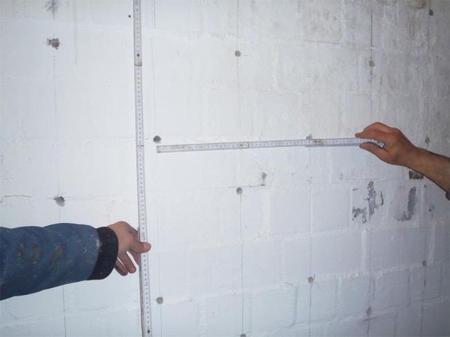 Anzeichnen des Bohrrasters an der Kellerwand vor der Schleierinjektion