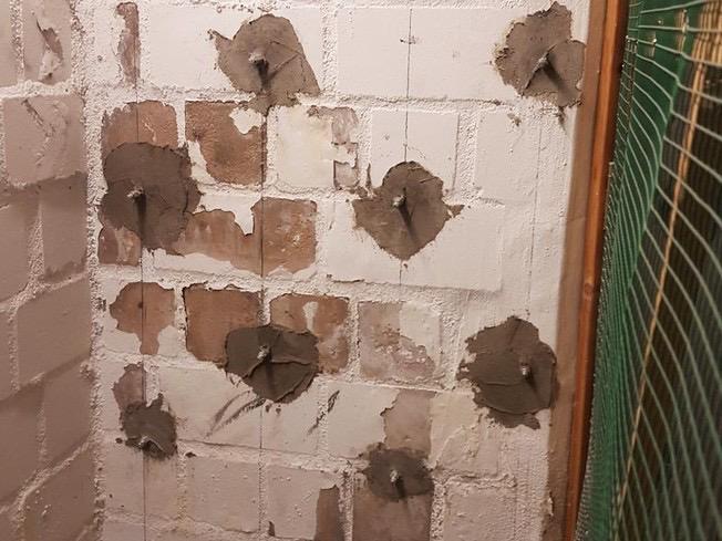 Kellerwand nach der Gelinjektion mit verschlossenen Bohrlöchern