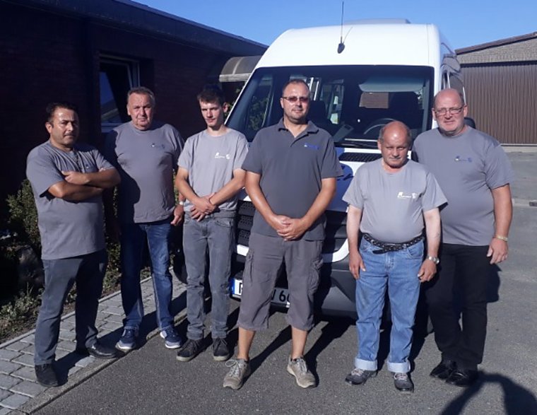 Das Team der Markus Wischnat Bauunternehmen GmbH vor dem Firmenfahrzeug am Betriebssitz in Mölln