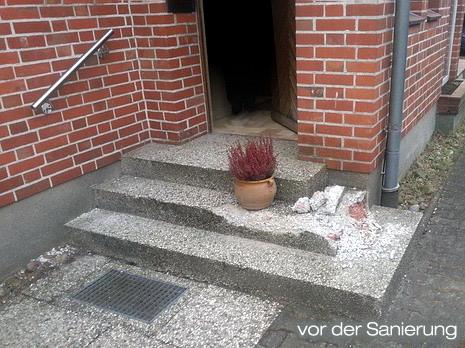 Alte, schadhafte Waschbetontreppe am Hauseingang vor der Sanierung