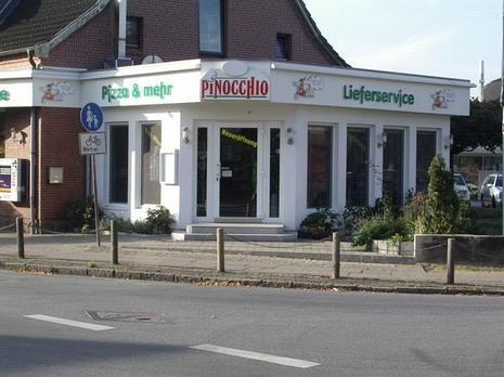 Umgebautes Ladenlokal mit neuer Fassade an der Straße