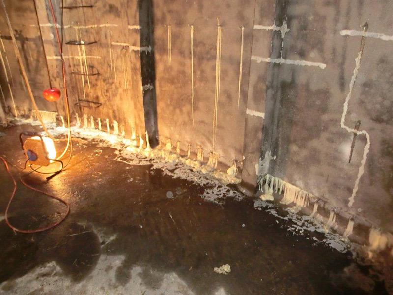 Innenansicht der Zisterne mit verpressten Rissen und gesetzten Injektionsstellen